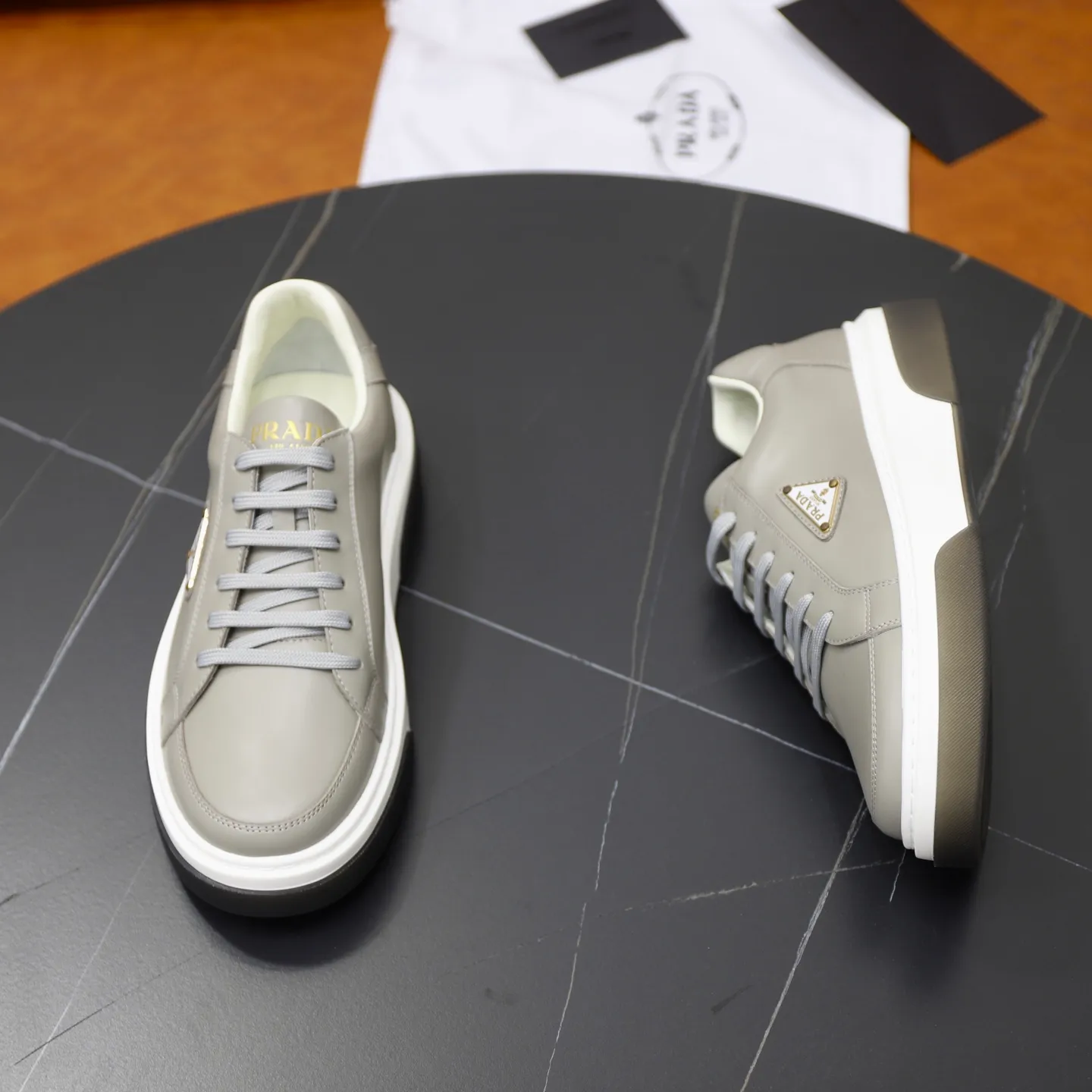 Factory price: 700💰Top original order Brand: PRADA (Prada) Standard code: Men's size 38/44 (45 can be customized) Grade: Same as the official website Material: Original cowhide stitching imported cowhide lining Original combination two-color wear-resistant soft outsole Style category: Leisure and sports version Young fashion European and American trend British style Color: Actual picture color